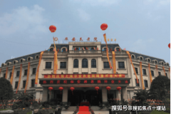 他们贴心地协帮老穿衣、洗漱、用餐等